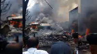Gambar kobaran api pesawat jatuh diposting di dunia maya. (Twitter/IG: karo_news ‏@karo_news/Foto: Arie VieGan Theja))