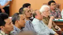 Abraham Samad (tengah) saat menjadi saksi  di sidang perdana praperadilan Novel Baswedan di Pengadilan Negeri Jakarta Selatan, Kamis (4/6/2015). (Liputan6.com/Helmi Afandi)