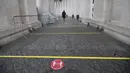 Penanda jaga jarak fisik terpasang di Lapangan Santo Petrus, Vatikan, Senin (18/5/2020). Basilika Santo Petrus kembali dibuka setelah ditutup lebih dari dua bulan akibat pandemi COVID-19. (AP Photo/Alessandra Tarantino)