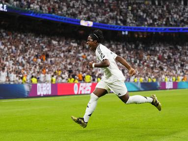Pemain Real Madrid, Endrick melakukan selebrasi setelah mencetak gol ke gawang Valladolid pada laga lanjutan Liga Spanyol 2024/2025 di Santiago Bernabeu, Madrid, Spanyol, Senin (26/08/2024) WIB. (AP Photo/Manu Fernandez)