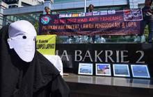 Demonstran lumuri lumpur di logo Bakrie