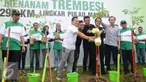 Band Wali bersama Vice President Djarum Foundation FX Supanji beserta Bupati Sumenep, Busysro Karim berfoto bersama seusai simbolis penanaman trembesi 296 km lingkar Pulau Madura, Jawa Timur, Rabu (23/11). (Liputan6.com/Herman Zakharia)