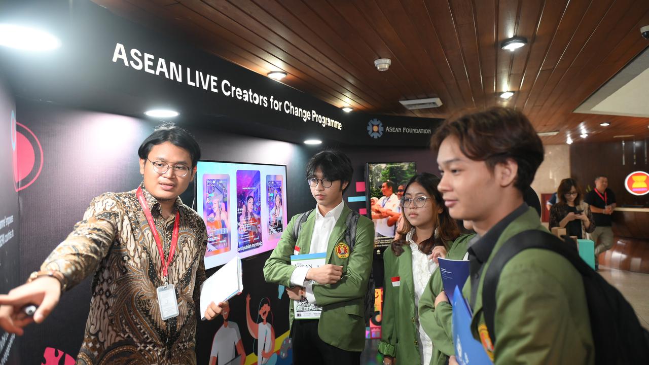 Dua orang pelajar sedang mengunjungi booth ASEAN Foundation dan TikTok LIVEdalam rangka peluncuran program ASEAN LIVE Creators for Change di SekretariatASEAN di Jakarta, (8/8) (Istimewa)