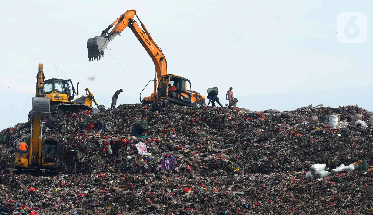 Alat berat melakukan pengerukan sampah di kawasan Tempat Pengolahan Sampah Terpadu (TPST) Bantar Gebang, Bekasi, Jawa Barat, Selasa (17/1/2023). Fasilitas Refused Derived Fuel (RDF) dibangun untuk memanfaatkan kembali sampah eksisting yang ada di TPST Bantar Gebang. (merdeka.com/Imam Buhori)