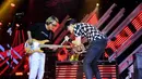 Aksi Gigi langsung menyulut andrenalin para penonton yang memenuhi area konser The Biggest Concert Super Band. Aksi Armand CS itu sukses membakar semangat para penonton yang memadati arena. (Adrian Putra/Bintang.com)