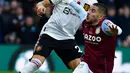 Pemain Manchester United Diogo Dalot (kiri) berebut bola dengan pemain Aston Villa Emiliano Buendia (kanan) pada pertandingan sepak bola Liga Inggris di Villa Park, Birmingham, Inggris, 6 November 2022. Aston Villa mempermalukan Manchester United dengan skor 3-1. (AP Photo/Rui Vieira)