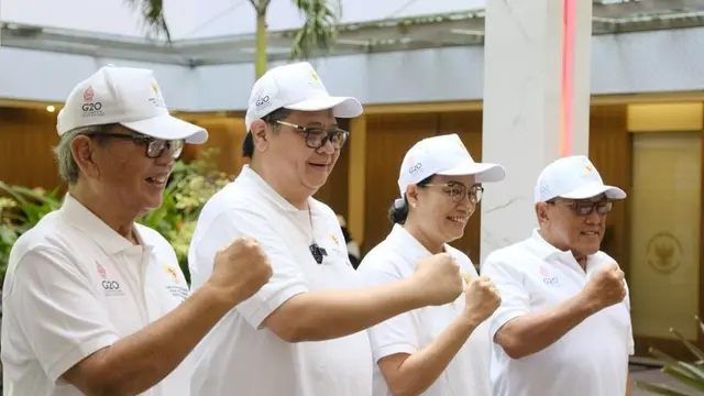 Dalam rangka HUT ke-77 RI sekaligus HUT ke-56 Kemenko Perekonomian dilaksanakan sejumlah rangkaian kegiatan seperti jalan santai dan lomba tarik tambang yang diikuti oleh seluruh pegawai. (DokKemenko Perekonomian)