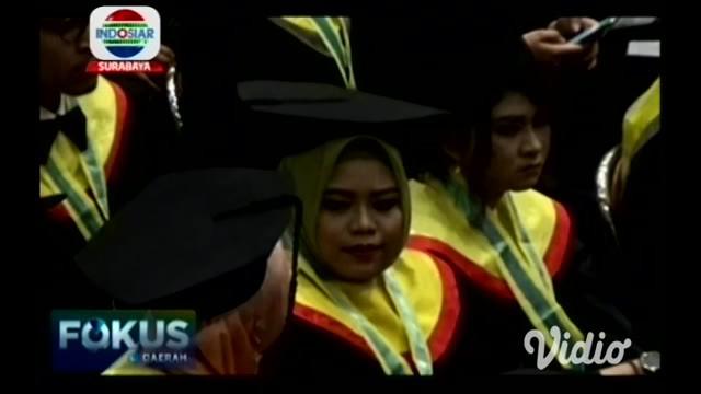 Mantan pengamen jalanan, Noviana, dikukuhkan menjadi wisudawan terbaik program studi strata satu Fakultas Hukum Universitas Airlangga Surabaya