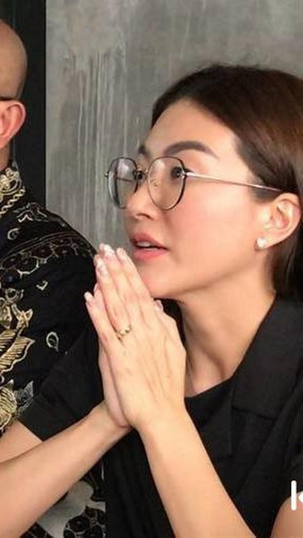 Mendadak, Sarwendah meminta izin untuk meninggalkan sesi tanya jawab dengan alasan harus segera menjemput anaknya di sekolah.