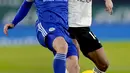 Gelandang Leicester City, Harvey Barnes berebut bola dengan gelandang Fulham, Bobby Decordova-Reid  pada pekan 10 Liga Inggris 2020-2021 di Stadion King Power, Selasa (1/12/2020) dini hari WIB. Leicester City takluk 1-2 dari tamunya Fulham.  (Tim Keeton/Pool Photo via AP)