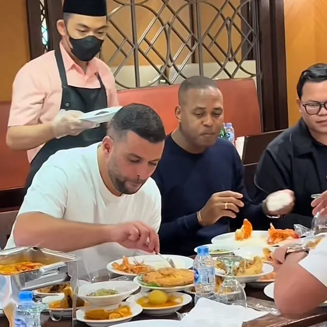 Patrick Kluivert Diajak Makan di Restoran Padang, Sebut Rasanya Pedas. (Dok: TikTok @hanzz_786)