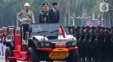 Presiden Republik Indonesia, Joko Widodo memeriksa pasukan upacara peringatan HUT ke-78 Bhayangkara di Kawasan Monumen Nasional (Monas), Jakarta, Senin (1/7/2024). (Liputan6.com/Angga Yuniar)