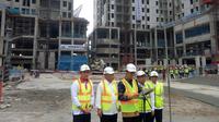 Presiden Joko Widodo (Jokowi) meresmikan topping off rumah susun untuk wisma atlet Asian Games 2018, di Kemayoran, Jakarta, Kamis (29/12/2016). (Bola.com/Twitter/Imam Nahrawi)
