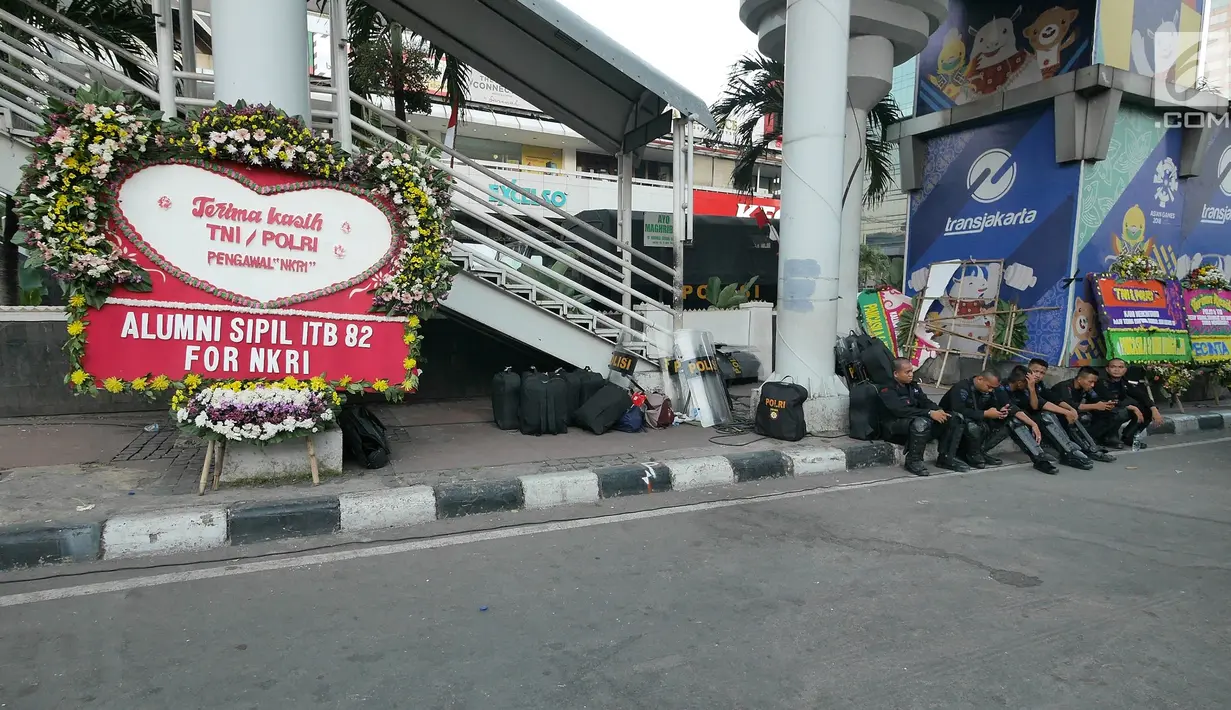 Sejumlah karangan bunga yang bertuliskan ucapan apresiasi bagi TNI dan Polri terpajang di samping gedung Bawaslu, Jakarta, Jumat (24/5/2019). Karangan bunga itu sebagai wujud apresiasi bagi TNI dan Polri dalam menjaga ketertiban dan keamanan saat aksi 22 Mei. (Liputan6.com/Herman Zakharia)