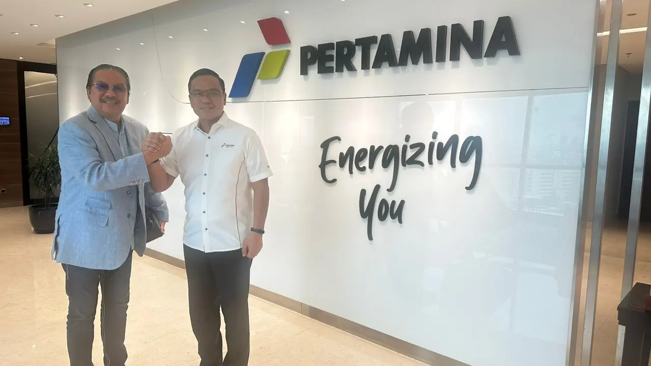 Komisaris Utama Pertamina Hulu Energi (PHE) Denny JA (kiri) dan Dirut Pertamina Simon Aloysius Mantiri (Istimewa)