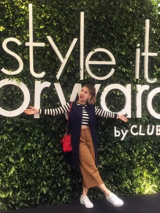 Meski seorang selebriti, Millane Fernandez mengaku tidak risih dengan penampilan mengenakan baju bekas. Ia juga tidak memikirkan barang branded. Baginya yang penting pas dan nyaman dikenakan. (Instagram/millanefernandez)