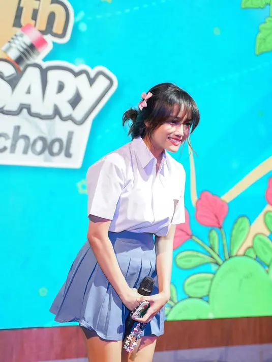 Gaya anak sekolahan ala Fuji. Ia menata rambut panjangnya dengan gaya messy look yang chic. Rambutnya dijepit ke belakang, menyisakan poni di bagian depan, lalu ia menambahkan jepit kecil berwarna pink yang manis. [Foto: Instagram/fuji_an]