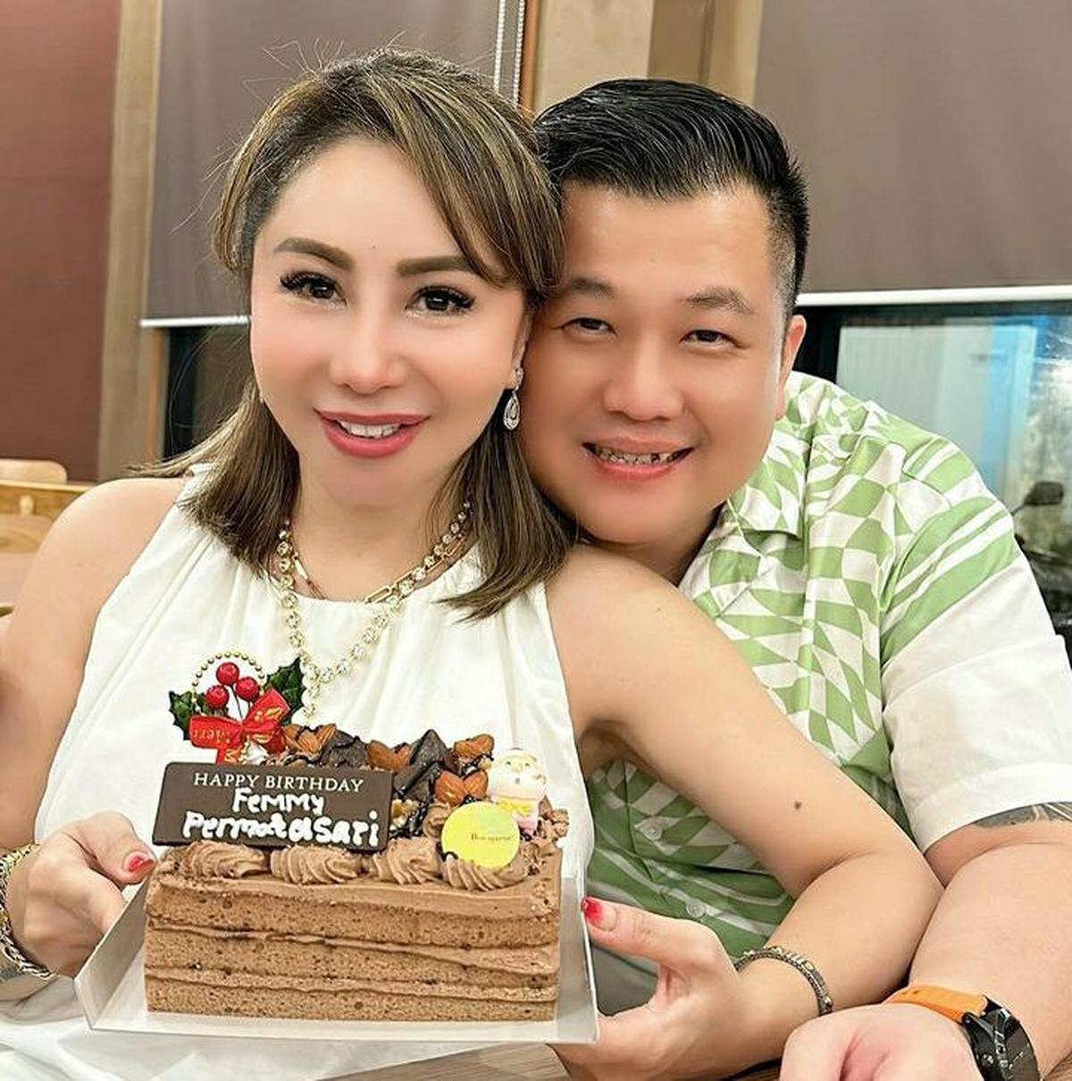 Sang Suami Berikan Kue Ulang Tahun