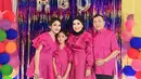 Dalam perayaan tersebut Ayu Ting Ting bersama keluarganya kompak mengenakan merah. Potret Ayu bersama putrinya, Bilqis dan kedua orang tuanya. [Instagram/ayutingting92]