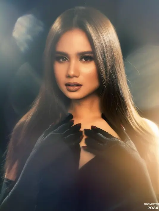 Di potret ini, Tissa Biani tampil bold bergaya klasik dengan smokey eye dan lipstik berwarna gelap [@riomotret]