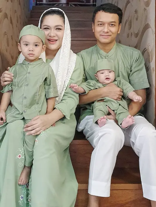 “Tapi dengan adanya 2 anak di rumah dan kebetulan aku abis melahirkan, jadi bener-bener fokus di rumah, jadi betah. Ngurus anak yg satu baru mau 2 tahun," lanjutnya. (Instagram/vickyshu)