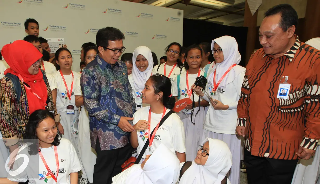 Ketua Dewan Komisioner Otoritas Jasa Keuangan (OJK) (tengah) Muliaman D Hadad menyapa anak yang hadir dalam acara "Ayo Menabung" dalam rangka Hari Menabung Nasional di JCC, Jakarta, Senin (31/10). (Liputan6.com/Angga Yuniar)