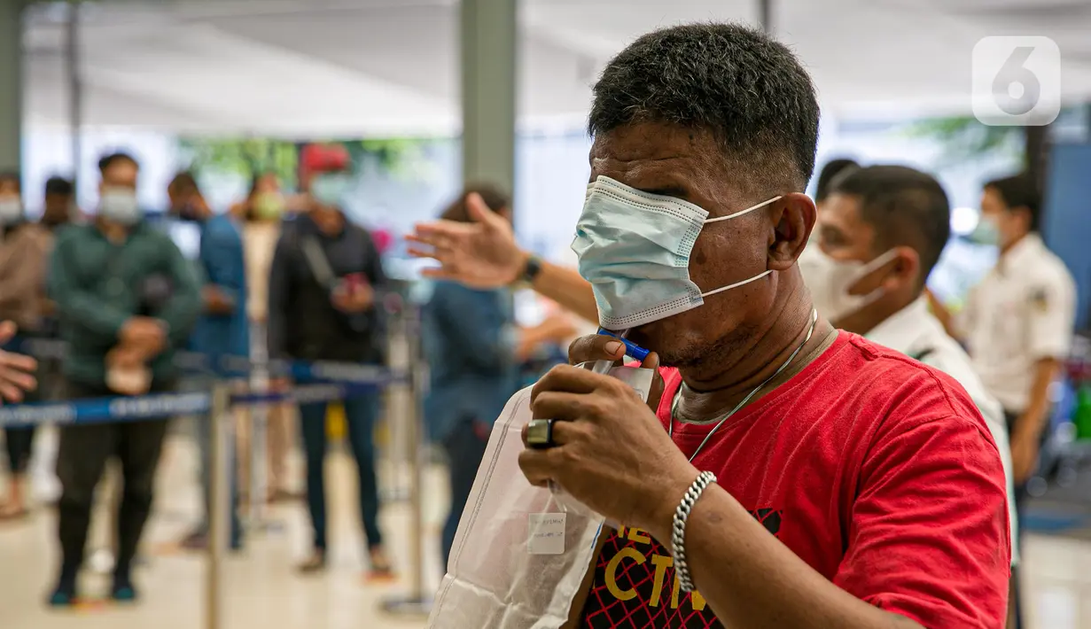 Calon penumpang kereta api saat tes COVID-19 dengan GeNose C19 di Stasiun Pasar Senen, Jakarta, Jumat (5/2/2021). Hasil tes tersebut kemudian menjadi dokumen syarat perjalanan para penumpang KA. (Liputan6.com/Faizal Fanani)