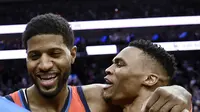 Paul George (kiri) bersama Russsll Westbrook (AP)