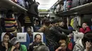Warga Tiongkok berdesak-desakan di dalam kereta saat mudik ke kampung halaman mereka dari Beijing ke Chengdu, di Shijiazhuang, Tiongkok (10/2). Seminggu sebelum perayaan Imlek, warga Tiongkok mudik ke kampung halaman mereka. (AFP Photo/Fred Dufour)