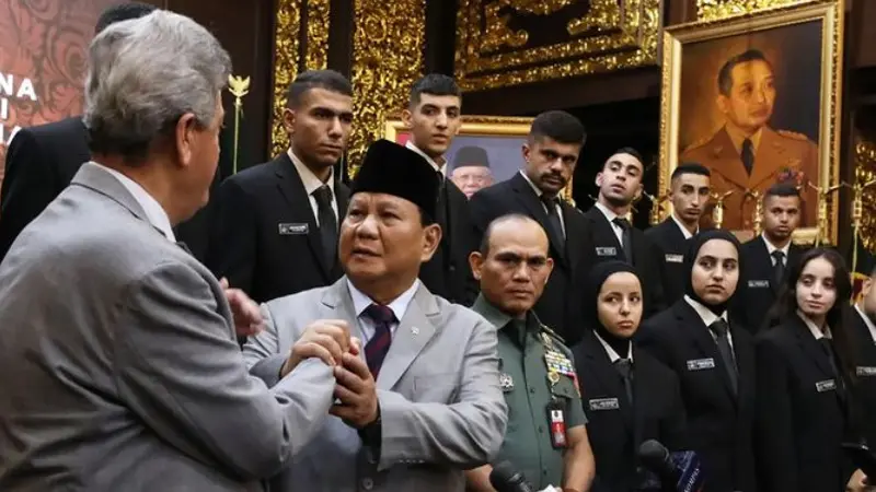 Menteri Pertahanan Prabowo Subianto menyambut kedatangan 22 Kadet Palestina calon mahasiswa Unhan RI pada Rabu (8/11/2023) di Jakarta (Instagram/@KemhanRI).