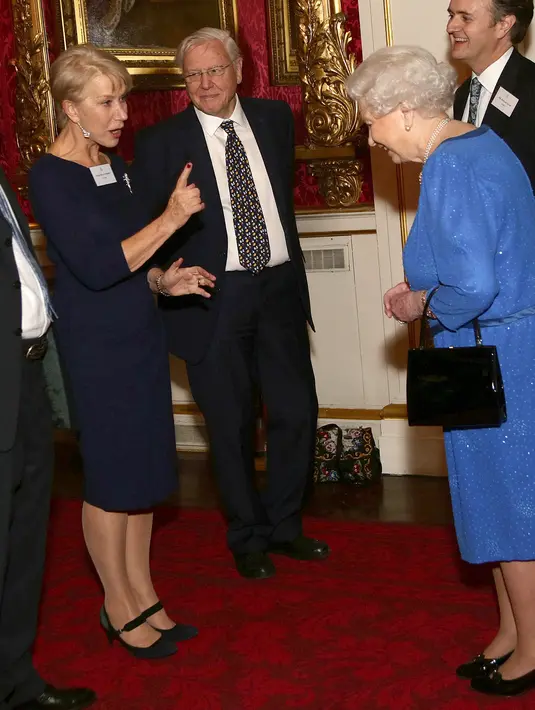 Ratu Inggris Elizabeth II (kanan) bertemu aktris Inggris Dame Helen Mirren (kiri) sebagai presenter televisi Sir David Attenborough selama Reception for the Dramatic Arts, di Buckingham Palace di London, pada 17 Februari 2014. The Queen merupakan Film karya sineas Stephen Frears ini mengisahkan reaksi Sang Ratu saat mendengar kabar Putri Diana meninggal dunia akibat kecelakaan mobil. (AFP/Yui Mok)