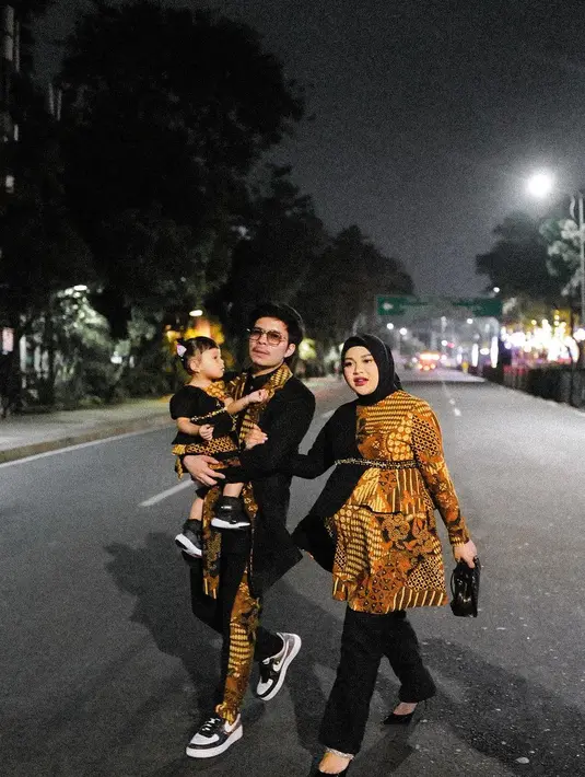 Atta Halilintar juga tidak lupa untuk berbagi informasi mengenai busana batik yang mereka kenakan, berasal dari sekar jagat, Yogyakarta, menambah kesan eksklusif dalam penampilan mereka.  Dalam momen yang memukau ini, mereka berhasil memadukan kesan mewah, elegan, dan kehangatan keluarga dalam satu paket yang begitu menginspirasi. Semua mata tertuju pada mereka, menciptakan kenangan tak terlupakan di Istana Berbatik. (Liputan6.com/IG/@attahalilintar)