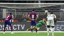 Kiper Barcelona, Marc-Andre ter Stegen berusaha menepis eksekusi penalti striker Real Madrid, Vinicius Junior pada laga pramusim Soccer Champions Tour 2023 di AT&T Stadium, Arlington, Texas, Minggu (30/7/2023) dini hari WIB. (AP Photo/Jeffrey McWhorter)