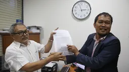Koordinator Masyarakat Anti Korupsi Indonesia (MAKI) Boyamin Saiman (kanan) menyerahkan laporan ke Mahkamah Kehormatan Dewan (MKD) DPR, Jakarta, Kamis (16/3). Ketua DPR Setya Novanto dilaporkan terkait kasus korupsi e-KTP. (Liputan6.com/Johan Tallo)