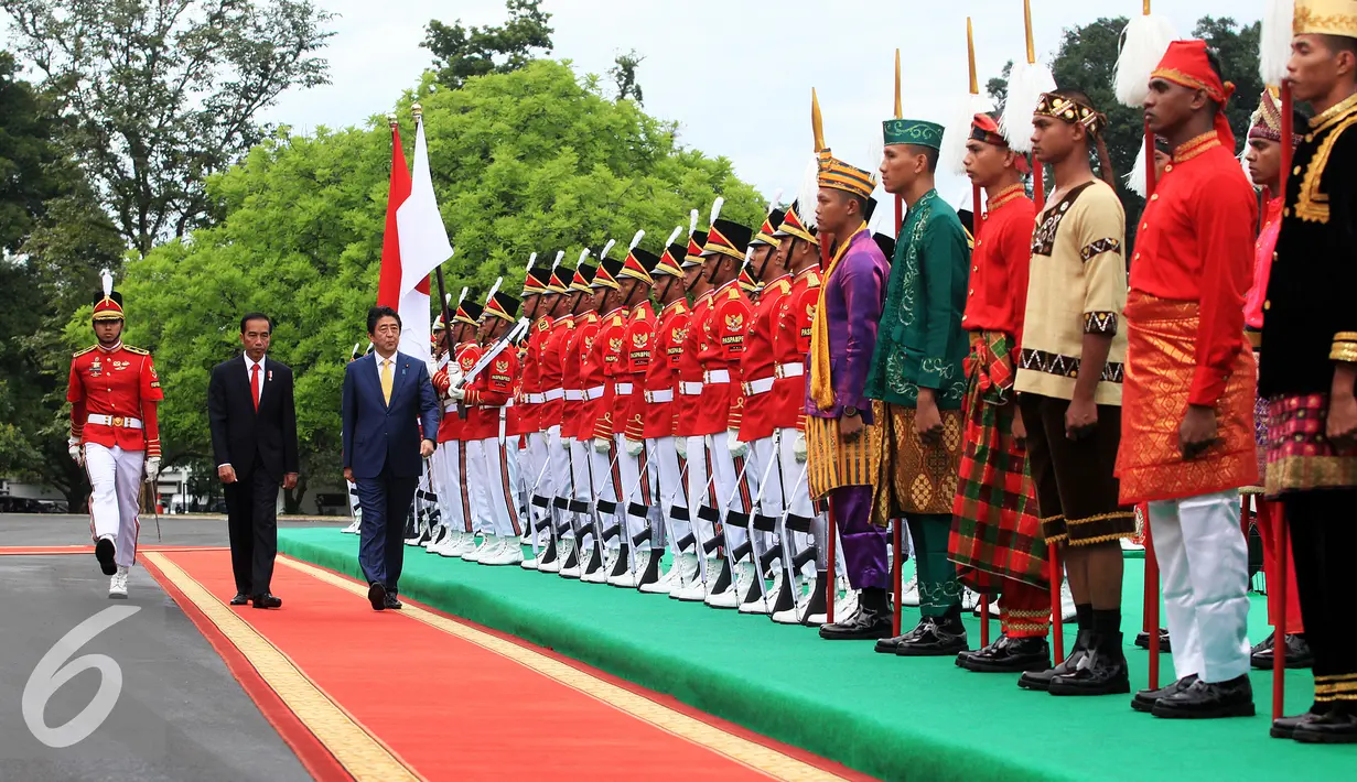 Upacara menyambut kedatangan PM Jepang, Shinzo Abe di Istana Kepresidenan Bogor, Jawa Barat, Minggu (15/1). Pertemuan tersebut untuk mempererat hubungan kedua negara antara Indonesia dengan Jepang.  (Liputan6.com/Panca Syurkani/Pool)