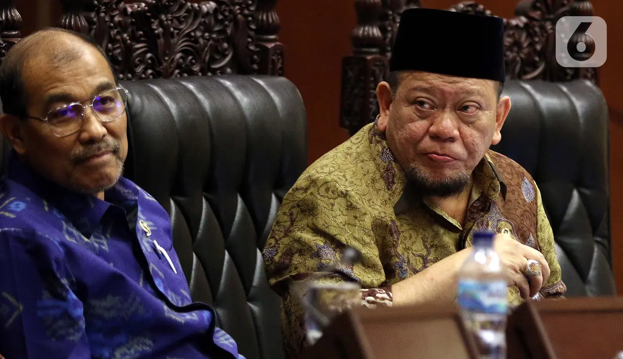 Ketua DPD La Nyalla Mahmud Mattalitti ( kanan) saat memimpin jalannya rapat paripurna di gedung Nusantara V, kompleks MPR/DPR, Senayan, Jakarta, Rabu (2/10/2019). Berdasarkan revisi UU MD3, jumlah pimpinan MPR ditambah dari 5 menjadi 10 orang. (Liputan6.com/Johan Tallo)