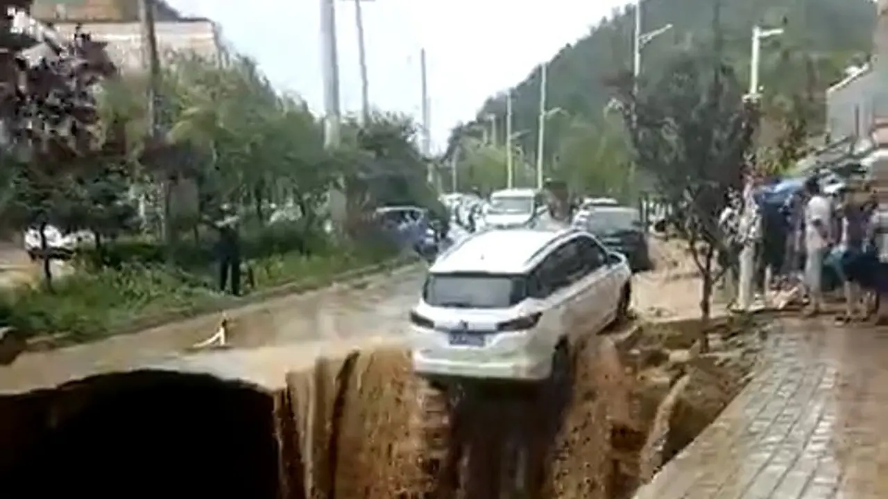 Rekaman Drastis Warga Gotong-royong Selamatkan Mobil Terhisap Sinkhole