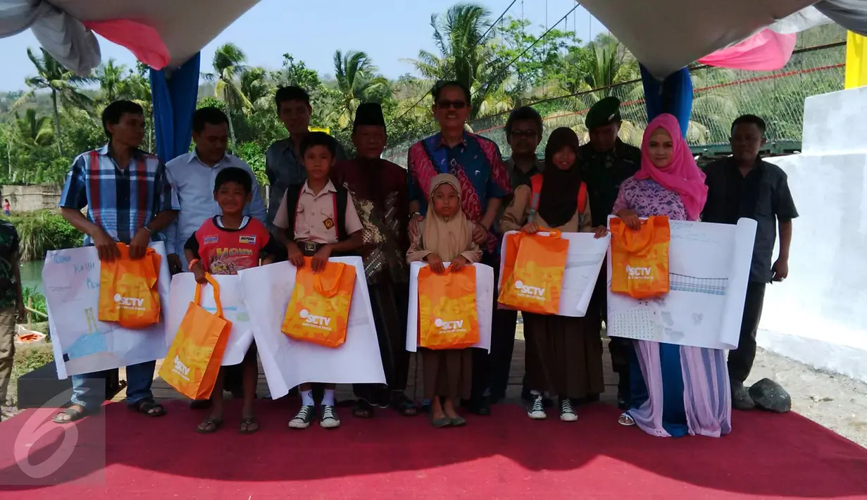 Perwakilan SCTV dan warga saat acara peresmian Jembatan Asa SCTV ke-5 di Desa Sirna Bakti Kec. Pamengpeuk Kab Garut, Sabtu (14/11/2015). (Dokumentasi SCTV)