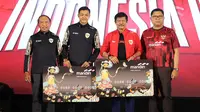 Bank Mandiri memberikan uang pembinaan sebesar Rp1 Miliar untuk Timnas Indonesia U-19 yang menjadi juara Piala AFF U-19 2024. Penyerahan itu dilakukan di Mandiri Plaza, Rabu (31/72024). (Bola.com/Abdul Aziz)