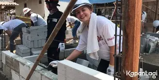 Pemeran Joanna Alexandra sudah mulai jarang terlihat di layar kaca. Ia fokus mengurus anak-anaknya. Apalagi, pada tahun 2021 lalu sang suami meninggal dunia. Berikut potret Alexandra jadi tukang bangunan. [Foto: KapanLagi.com/Dadan Eka Permana]