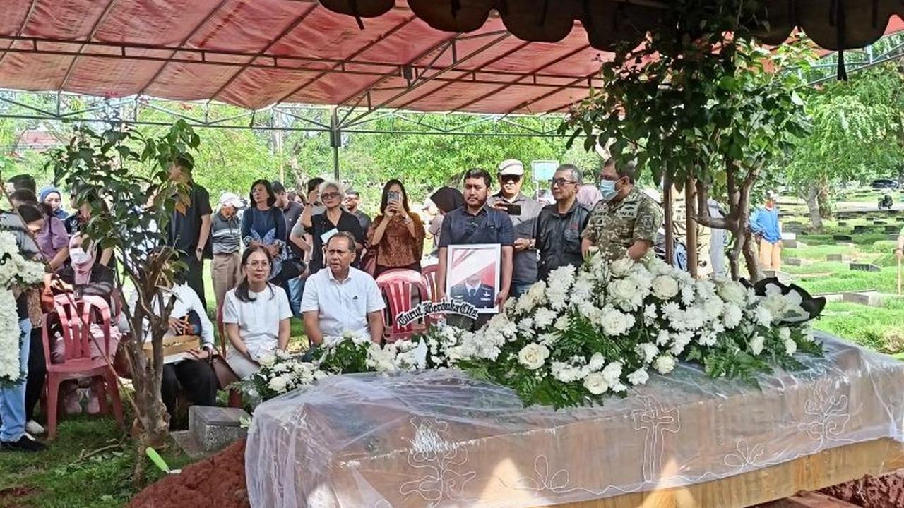 Suasana Haru Selimuti Pemakaman Kopilot Smart Air Tewas di Papua