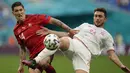 Gelandang timnas Swiss, Steven Zuber berebut bola dengan bek Spanyol, Aymeric Laporte pada perempat final Euro 2020 di Krestovsky Stadium, Saint Petersburg, Sabtu (3/7/2021) dini hari WIB.  Spanyol menyingkirkan Swiss 3-1 (1-1) melalui adu penalti. (AP Photo/Dmitri Lovetsky, Pool)