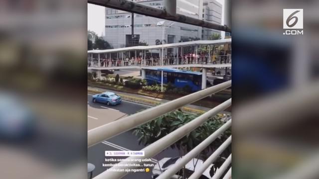 Tak biasa, antrean di sebuah JPO terlihat sangat rapi. Masing-masing orang berbaris rapi ke belakang tanpa berdesak-desakan sama sekali. Ini mengundang decak kagum dari warganet.