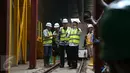Presiden Jokowi didampingi Gubernur DKI Basuki Tjahaja Purnama (tengah) tampak melihat beberapa mesin pengeboran dan melihat cara kerja mesin bor MRT yang bernama 'Antareja' di Patung Pemuda, Senayan, Jakarta, Kamis (8/10). (Liputan6.com/Faizal Fanani)