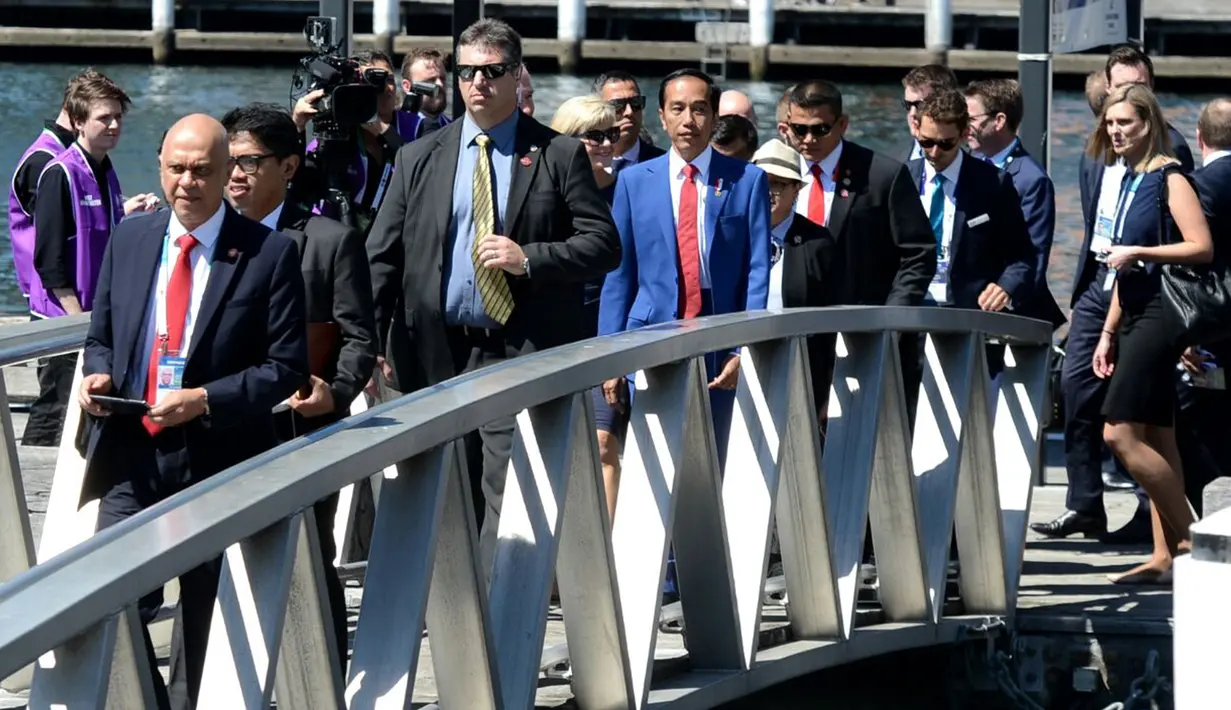 Presiden Joko Widodo (Jokowi) berjalan kaki menuju dermaga Darling Harbour untuk santap siang di Admiralty House Sydney, Minggu (18/3). Jokowi berangkat seusai menghadiri sesi pleno ASEAN-Australia Special Summit 2018 (Liputan6.com/Pool/Biro Pers Setpres)