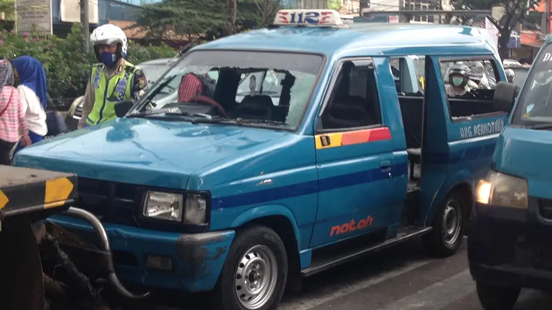 Angkot di rusak oleh puluhan pengguna ojek online