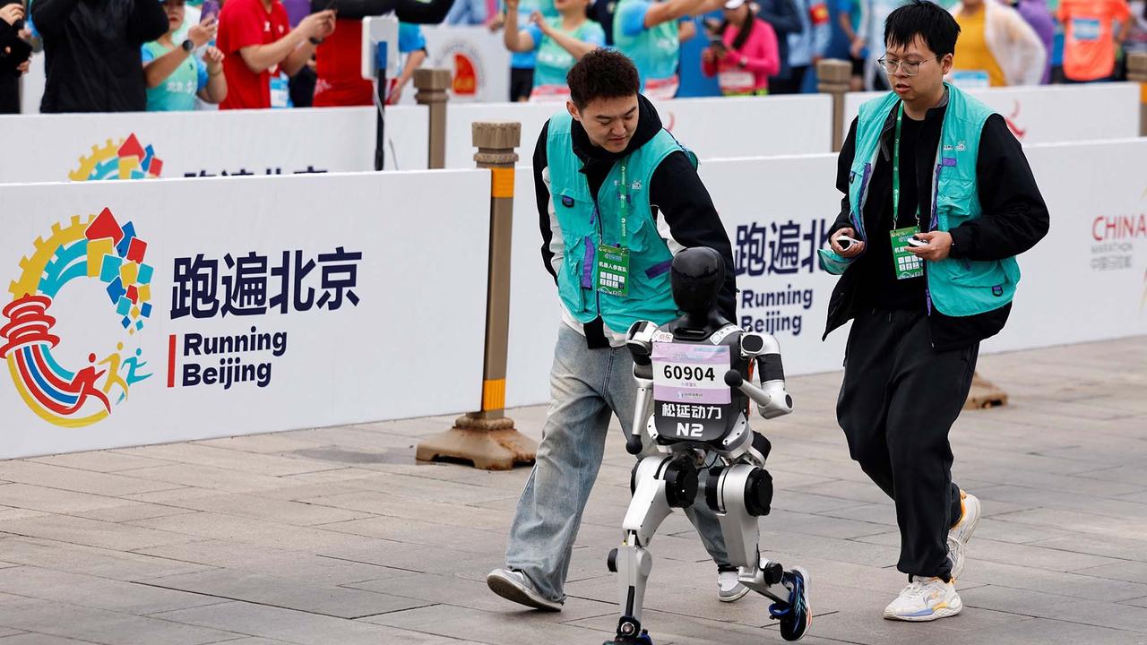 FOTO:  Pertama di Dunia! Puluhan Robot Humanoid Mengikuti Ajang Lomba Lari Setengah Marathon