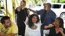 Teresa de Jesus Sandoval (tengah) dinobatkan sebagai juara setelah berhasil menghabiskan sebanyak 53 cabai Habanero dalam Habanero Eating Contest di Restoran Chichen Itza, Los Angeles, Minggu (21/6). (AFP PHOTO/Mark RALSTON)