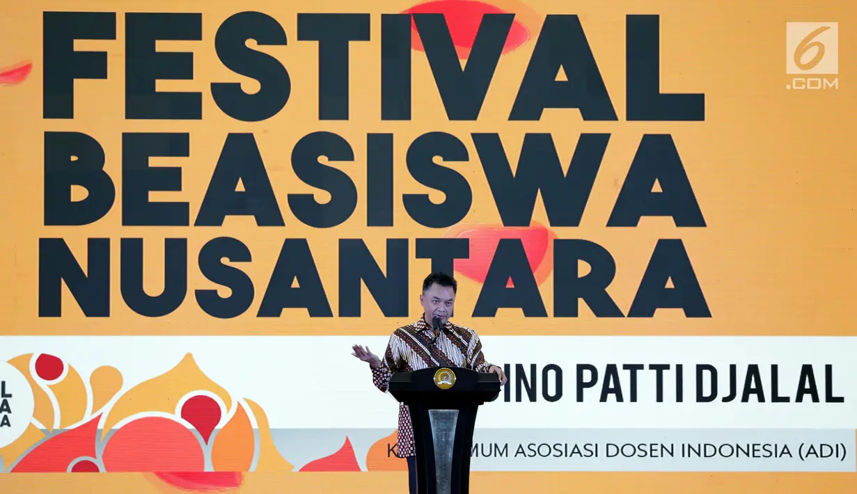 Ketua Umum Asosiasi Dosen Indonesia Dino Patti Djalal memberi sambutan saat pembukaan Festival Beasiswa Nusantara di Jakarta, Minggu (25/11). Festival ini bertujuan membentuk masa depan generasi bangsa yang lebih baik. (Liputan6.com/JohanTallo)