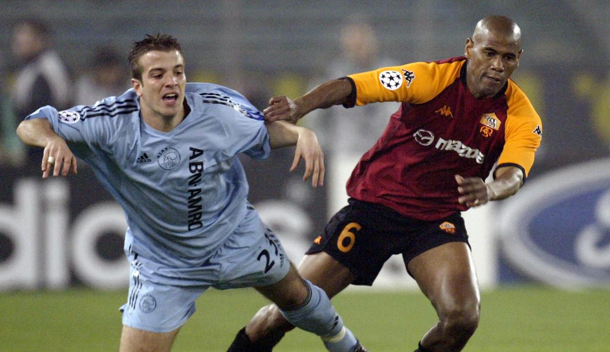 Aldair (kanan). Bek asal Brasil ini berusia 37 tahun, 5 bulan dan 24 hari saat melakoni laga terakhirnya melawan Atalanta di Liga Italia, 24 Mei 2003. Selama total 13 musim telah bermain dalam 436 laga dengan mencetak 20 gol dan 5 assist. (AFP/Vincenzo Pinto)